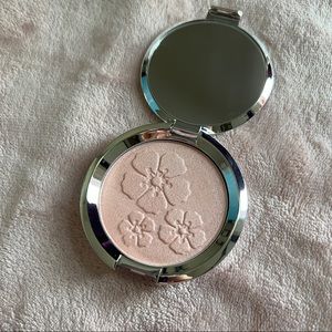 Becca passport to glow: korea (rose quartz) highlighter